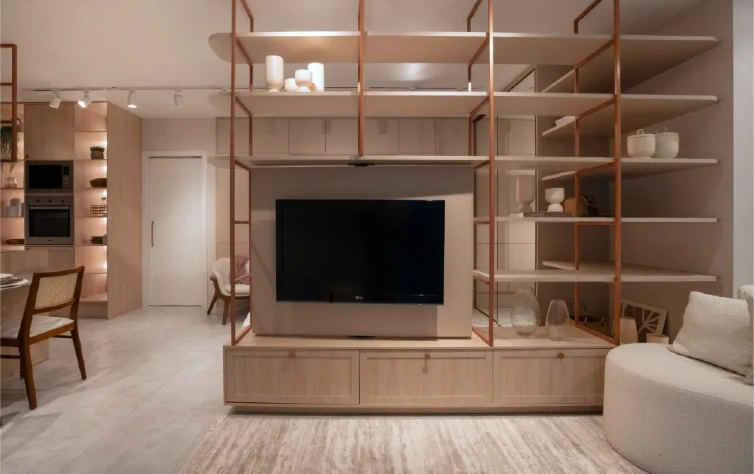 A continuidade visual entre cozinha e sala cria um ambiente amplo e acolhedor. Foto: Roberta Gewehr